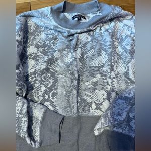 Womens M crew neck sweatshirt